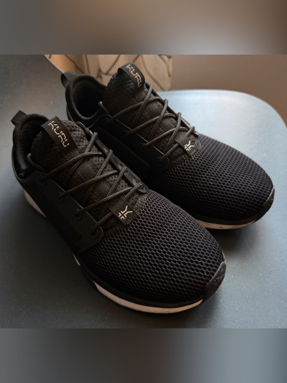 Kuru Atom Men's 7 Women’s 8.5 Black Athletic Sneakers